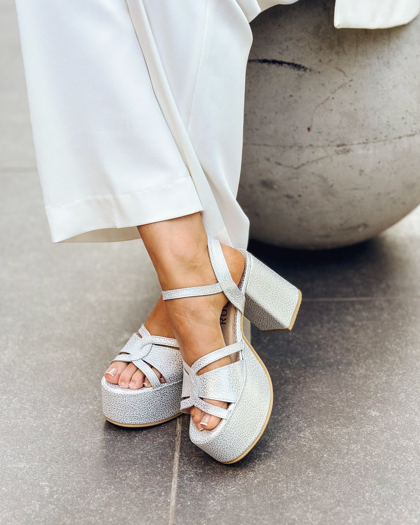 SANDALIA CHARLOTTE BLANCO PLATA 2