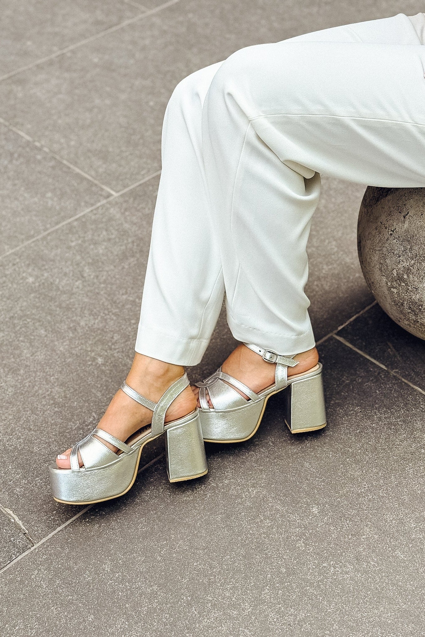 SANDALIA CHARLOTTE PLATA 2