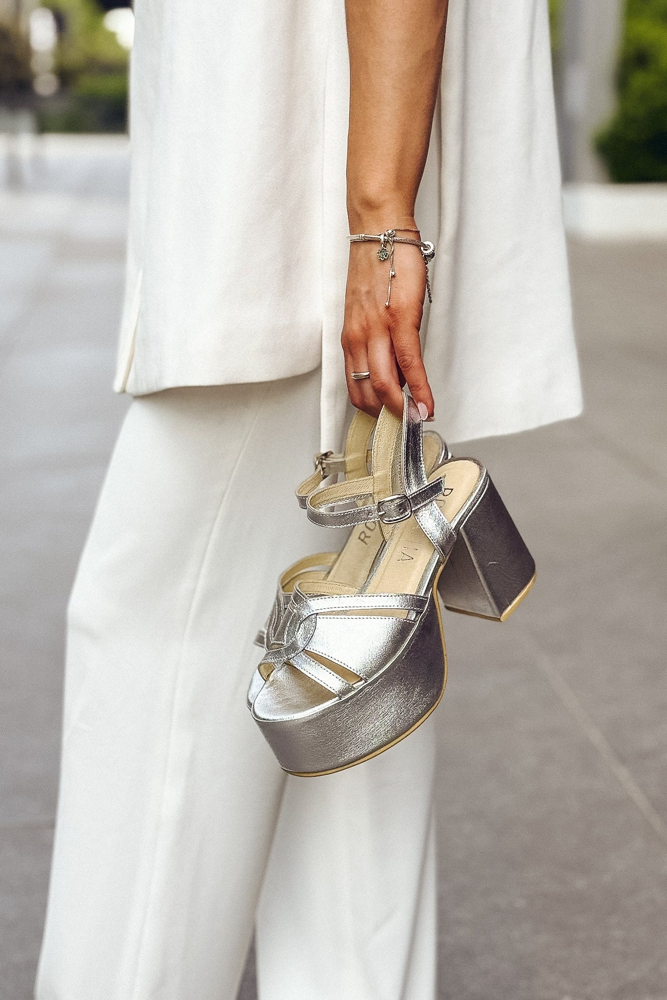 SANDALIA CHARLOTTE PLATA 2