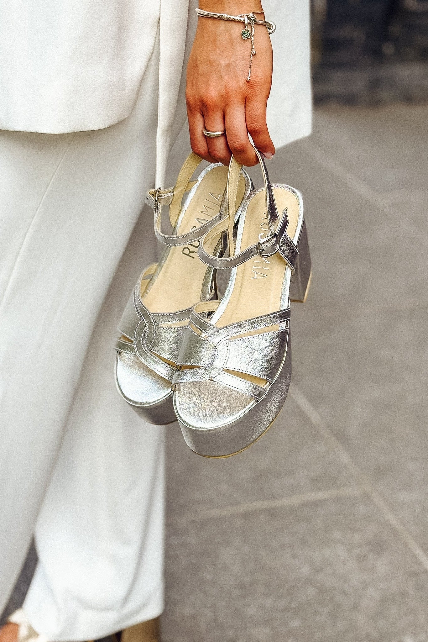 SANDALIA CHARLOTTE PLATA 2